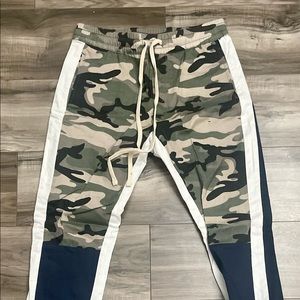 FashionNova (KDNK) track pant.